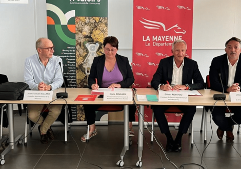 Signature du contrat de territoire entre le Conseil départemental de la Mayenne et le Mont des Avaloirs