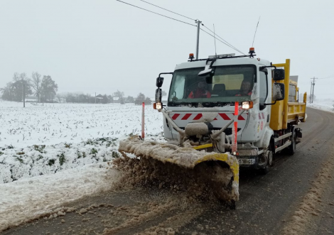 Neige avec déneigeuse en Mayenne