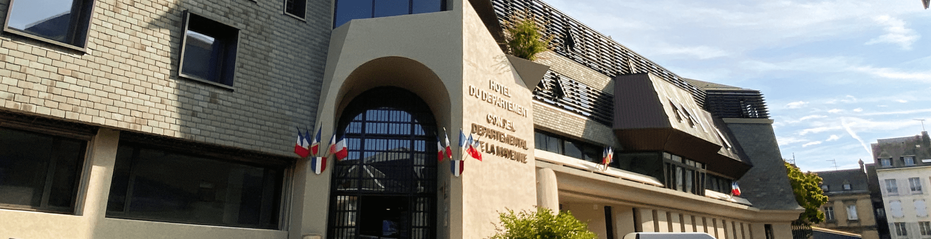 Façade de l'hôtel du département de la Mayenne